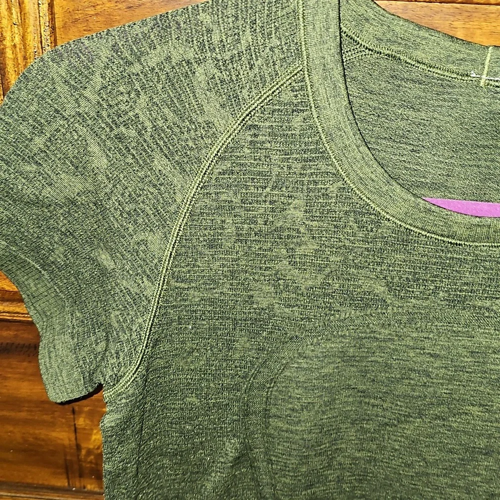 Lululemon Gorgeous Green Swiftly Tech. Sz 8. Slim Fit. Hip Length